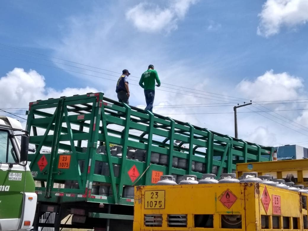 FOTOS: Operação fiscal monta blitzes na Grande Natal e na divisa com a Paraíba; Força-tarefa apreende R$ 1,3 milhão em mercadorias irregulares
