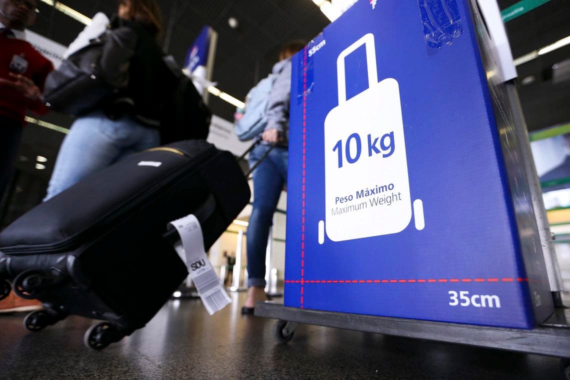 Câmara pressiona companhias aéreas: passageiro terá direito a mala de mão e item pessoal sem taxa extra