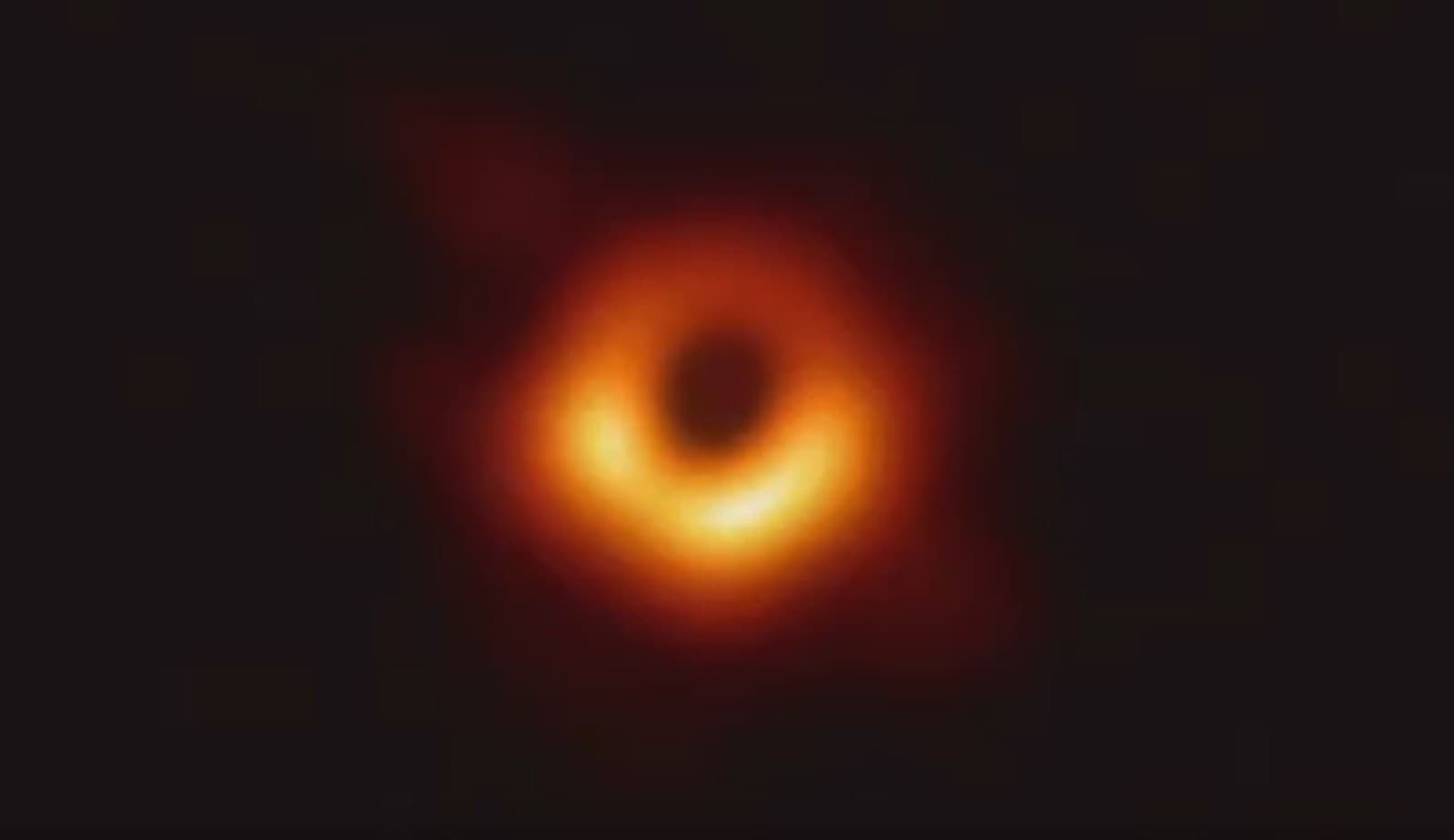 FOTO: Astrônomos apresentam a primeira imagem de um buraco negro já registrada
