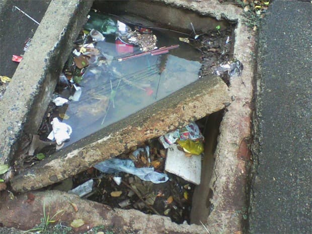 Nova "dor cabeça" da Semov em Natal: quantidade de lixo entupindo a rede de drenagem impressiona e afeta a rua Mipibu, em Petrópolis