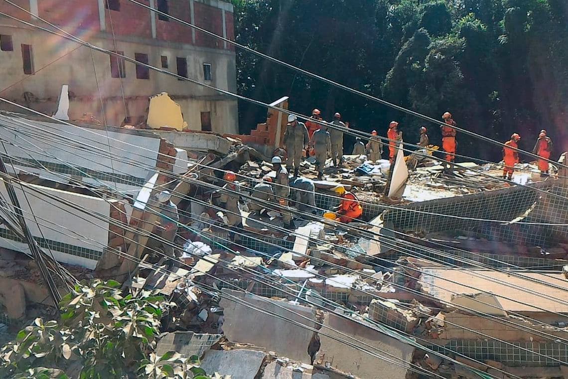 Prédios que desabaram no Rio eram irregulares e estavam interditados