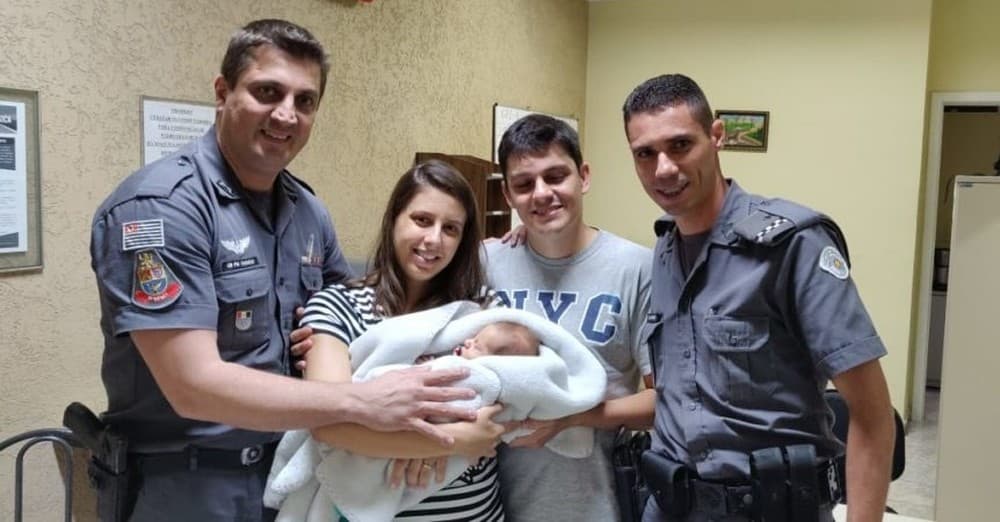 BRASIL VIVEU AFLIÇÃO COM VOCÊS - (VÍDEO): Em meio ao desespero dos pais, PMs heróis em SP salvam recém-nascido engasgado com leite