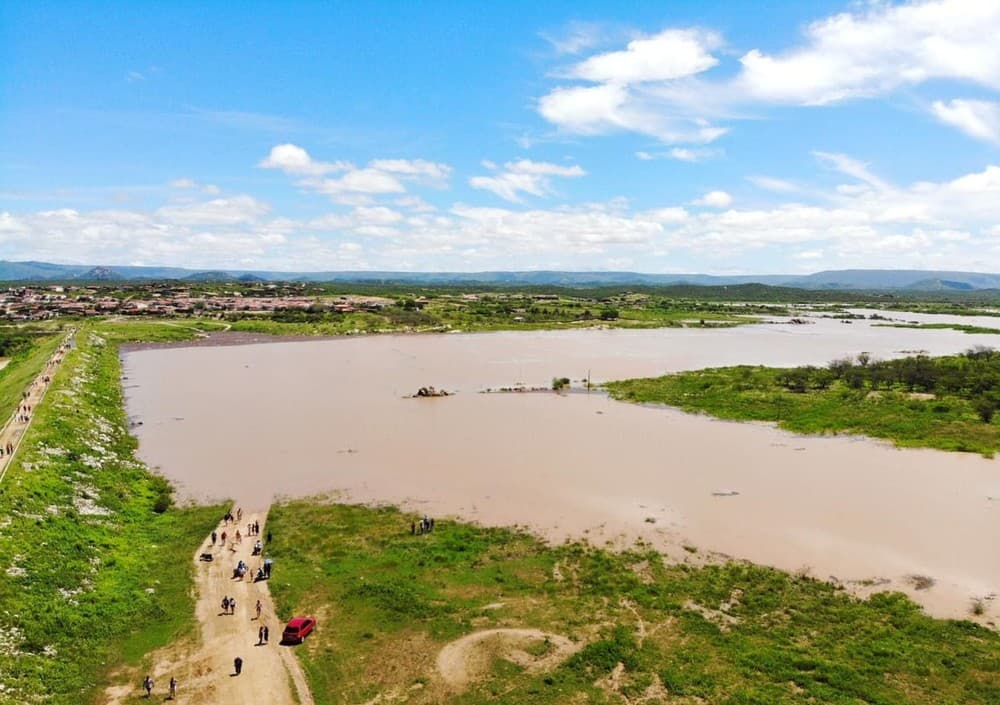 FOTO: Após chuvas, Açude Dourado, em Currais Novos, que estava seco há 17 meses, atinge 30% da capacidade