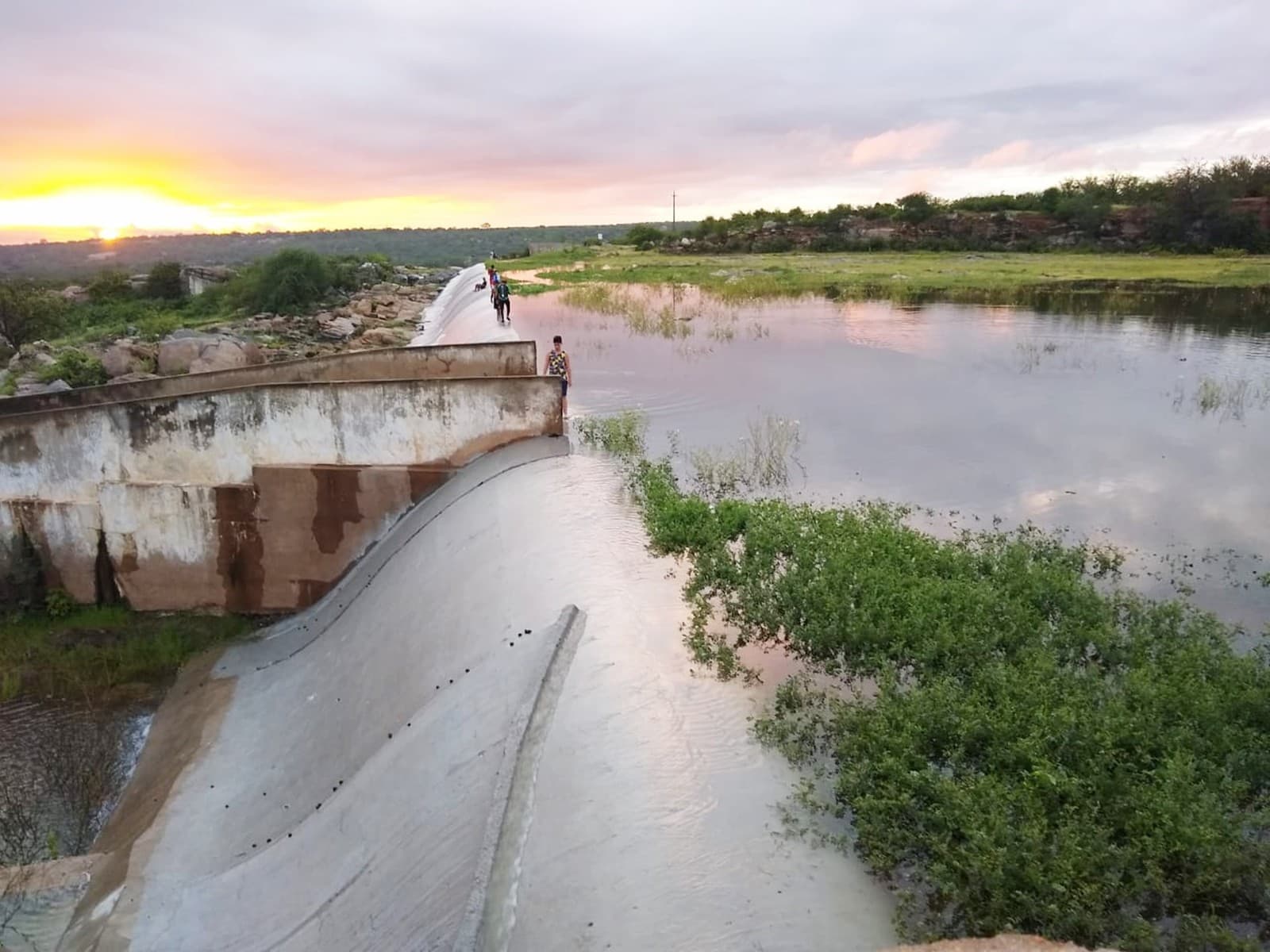 FOTO: Açude Mendubim em Assu ‘sangra' e região Oeste chega a cinco açudes 100% cheios