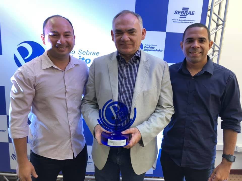 São Gonçalo é destaque em desburocratização e Paulinho ganha prêmio Prefeito Empreendedor