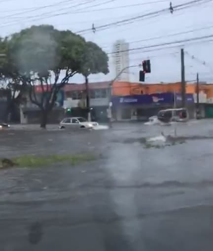 Pelo menos 72 pontos de alagamento foram registrados em Natal na manhã desta quarta