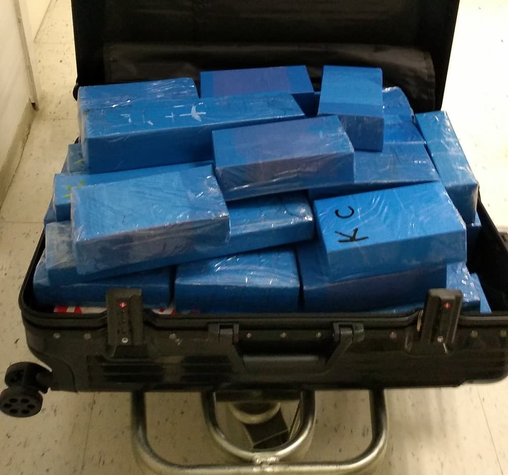 FOTO: Receita Federal apreende no Aeroporto Internacional Aluízio Alves mais de 60 iPhones importados de forma irregular
