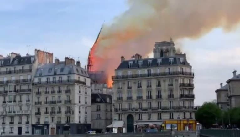 VÍDEO: O momento em que o emblemático pináculo de Notre-Dame caiu devido às chamas