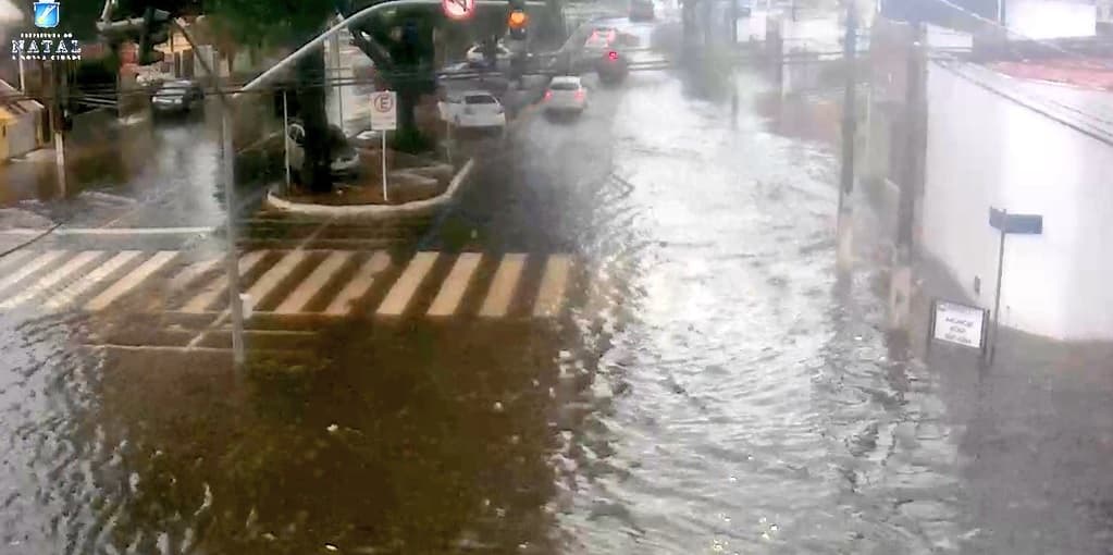 Chuvas e caos no trânsito em Natal: veja principais pontos de alagamento