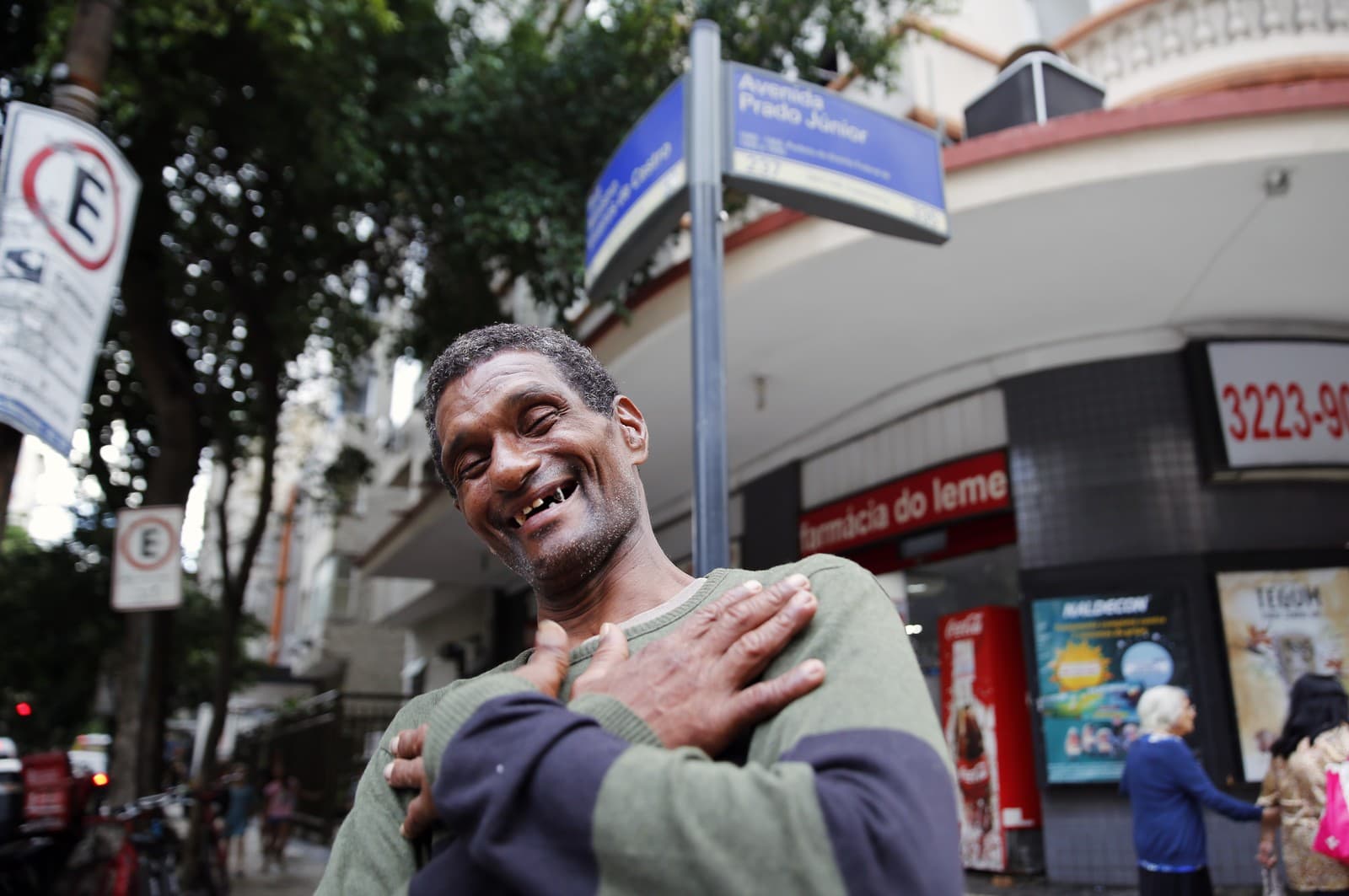 FOTOS: Vaquinha para homem que ajudou idosa de 86 anos com "ponte" durante temporal no RJ arrecada quase R$ 100 mil; guardador desmente comentários maldosos e diz que senhora agradeceu gentileza e ainda deu ajuda em dinheiro