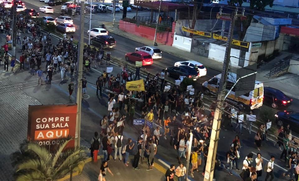 Alunos e servidores da UFRN e do IFRN protestam contra cortes no orçamento das instituições