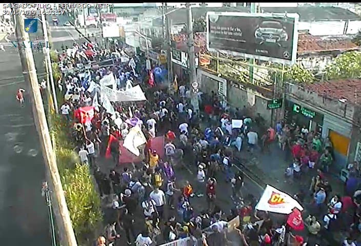 FOTO: Manifestantes caminham na Avenida Salgado Filho sentido Zona Sul em direção a BR-101