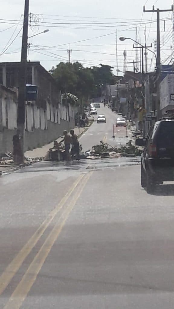 [FOTO] Moradores de Mãe Luiza fecham a João XXIII em protesto contra a Caern