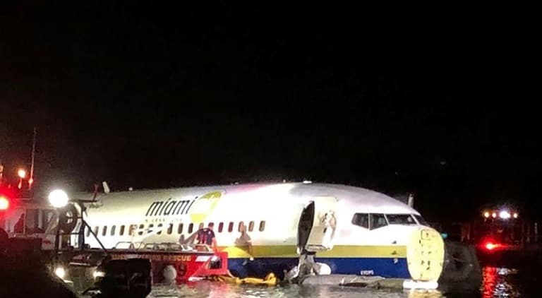 Boeing 737 derrapa no pouso e acaba em um rio na Flórida