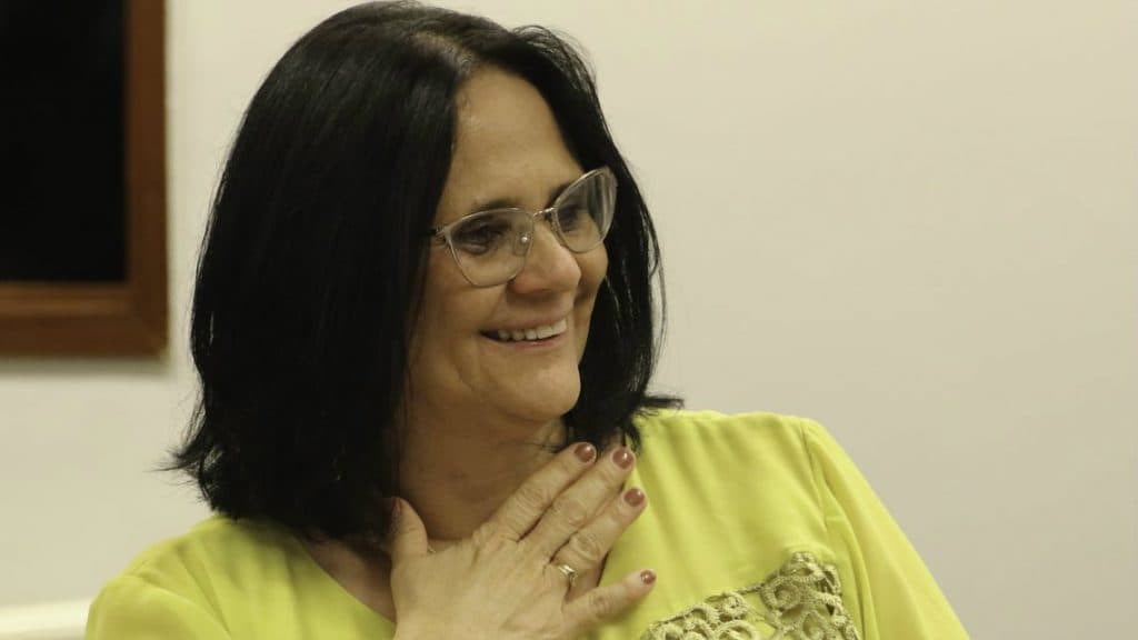 Não sou contra, se estiver com pai e mãe, diz ministra da Família sobre menor praticar tiro
