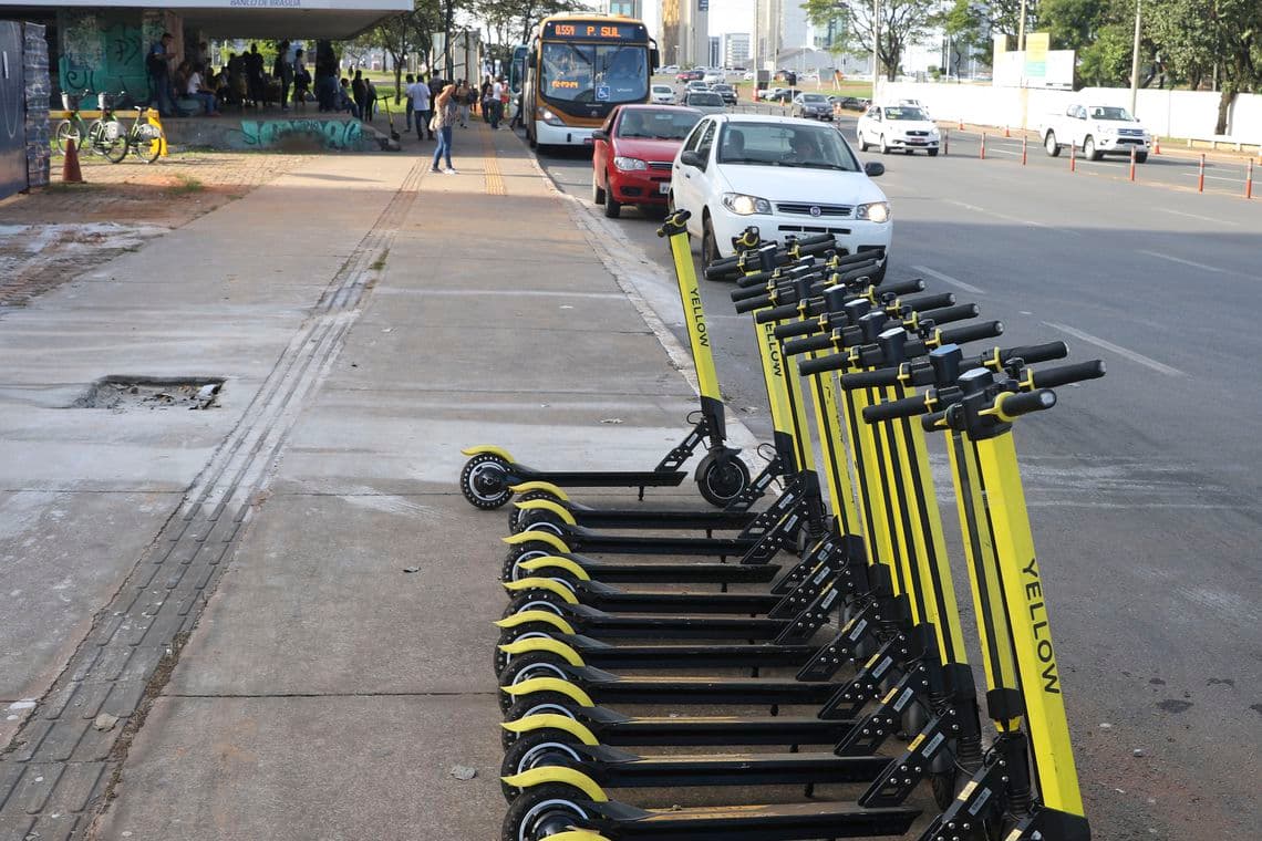 Ainda sem regras, patinetes elétricos invadem cidades e viram febre