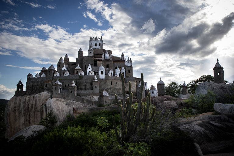 FOTOS E VÍDEO: Aposentado constrói há 35 anos castelo no agreste do RN, destaca imprensa nacional