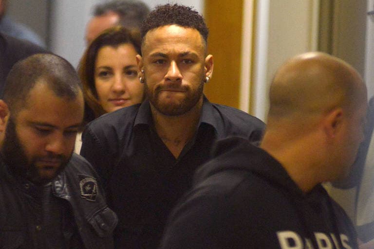 Vigiado por mais de 50 policiais, Neymar deverá depor na quinta