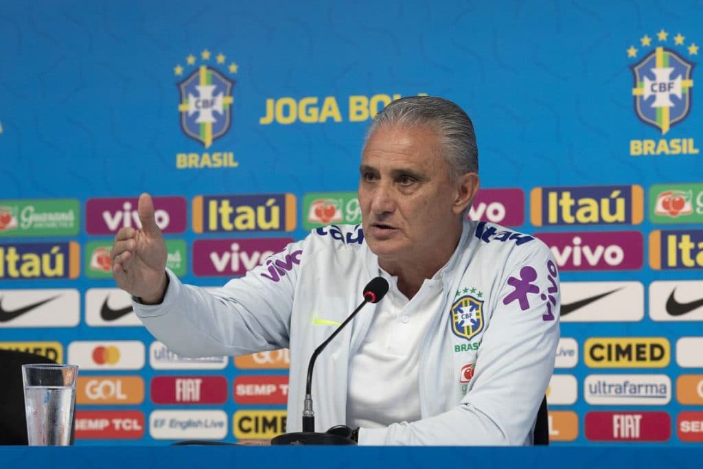 Tite reclama de erros de passe, mas diz que seleção está em evolução