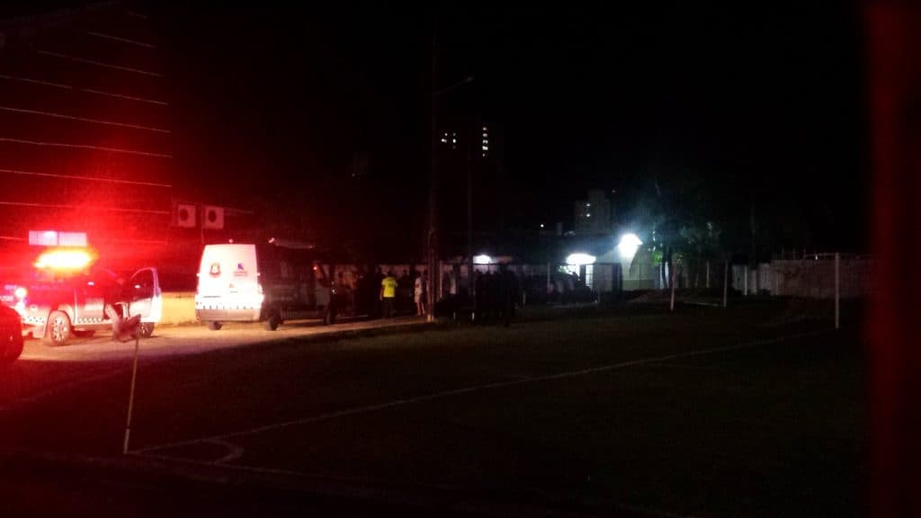 [FOTO] Torcedores do ABC protestam no estacionamento dos atletas após levar goleada do Ferroviário; PM é acionada