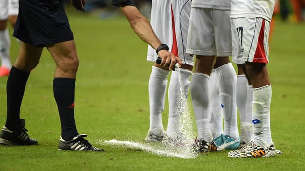 Uso do spray no futebol causa ação na Justiça contra a Fifa