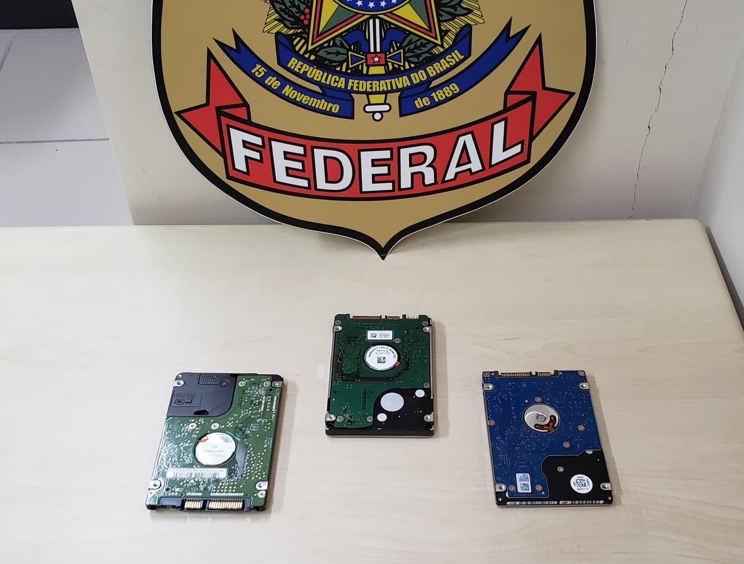 FOTO: PF combate crime de pornografia infantojuvenil através da internet em Natal e apreende HD’s de três notebooks