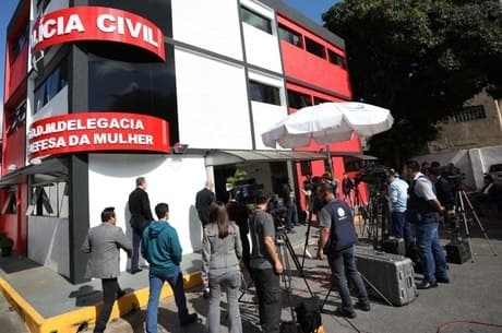 "Abalada" após ter residência invadida, mulher que acusou Neymar adia depoimento mais uma vez