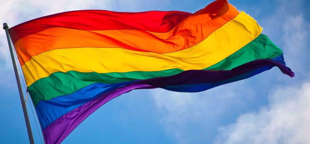 Fátima Bezerra sanciona lei que obriga cartazes anti-homofobia em espaços de serviços públicos do RN