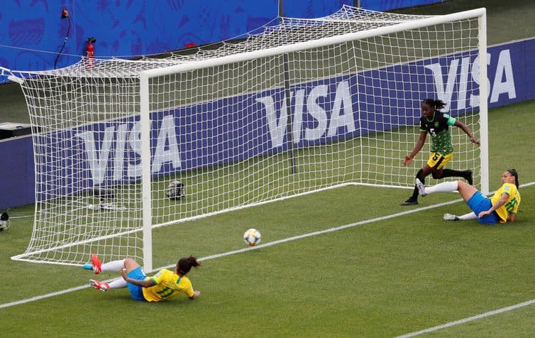 Com show da atacante Cristiane, Brasil estreia com vitória de 3 a 0 contra a Jamaica