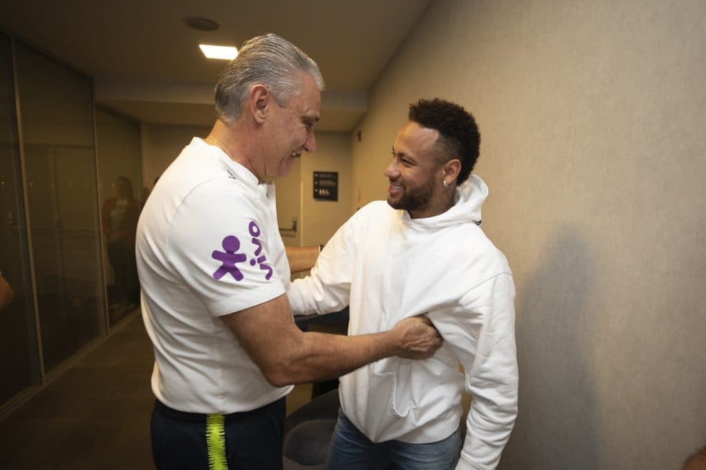 Neymar visita Seleção antes de jogo contra o Peru e brinca: "Se precisar de mais um, acho que dá"