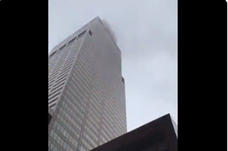 Helicóptero atinge edifício de 54 andares em Nova York