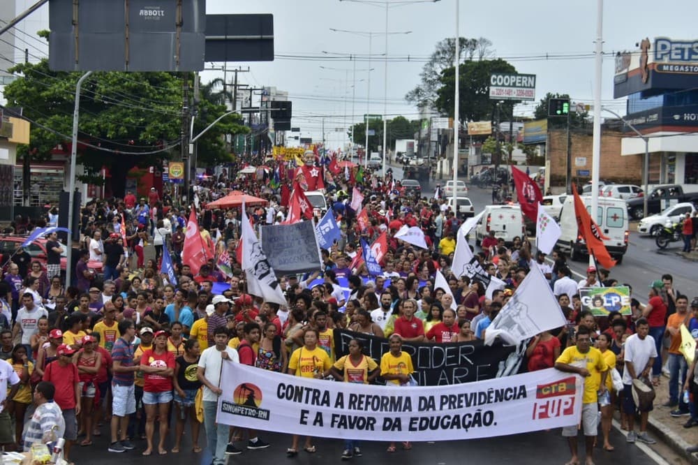 FOTO: Manifestantes realizam ato em Natal contra Reforma da Previdência