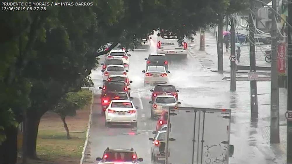 FOTOS: Chuvas em Natal seguem causando alagamentos e trânsito fica lento