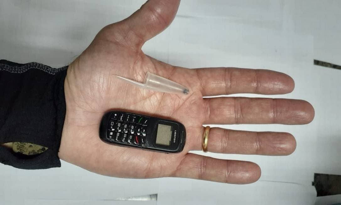 FOTO: Celular do tamanho de uma tampa de caneta é apreendido em presídio
