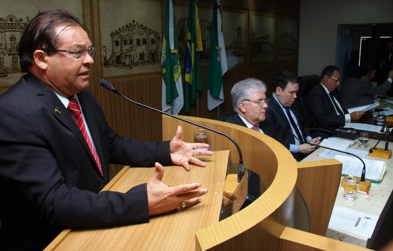 Câmara Municipal: Natal terá frases de incentivo à leitura em contas de água e luz