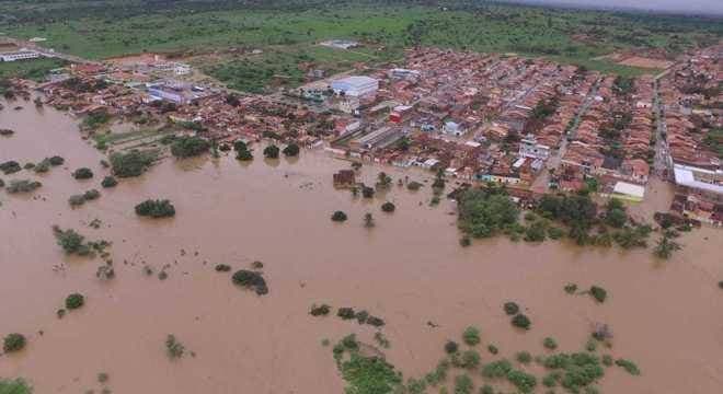 Drama: Barragem rompe na Bahia e famílias são retiradas de suas casas