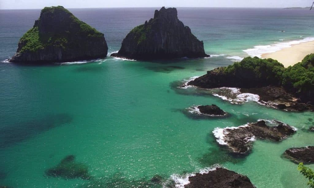 Fernando de Noronha: Presidente chamou de ‘roubo' e prometeu acabar com taxa ambiental cobrada pra visitar uma praia do arquipélago