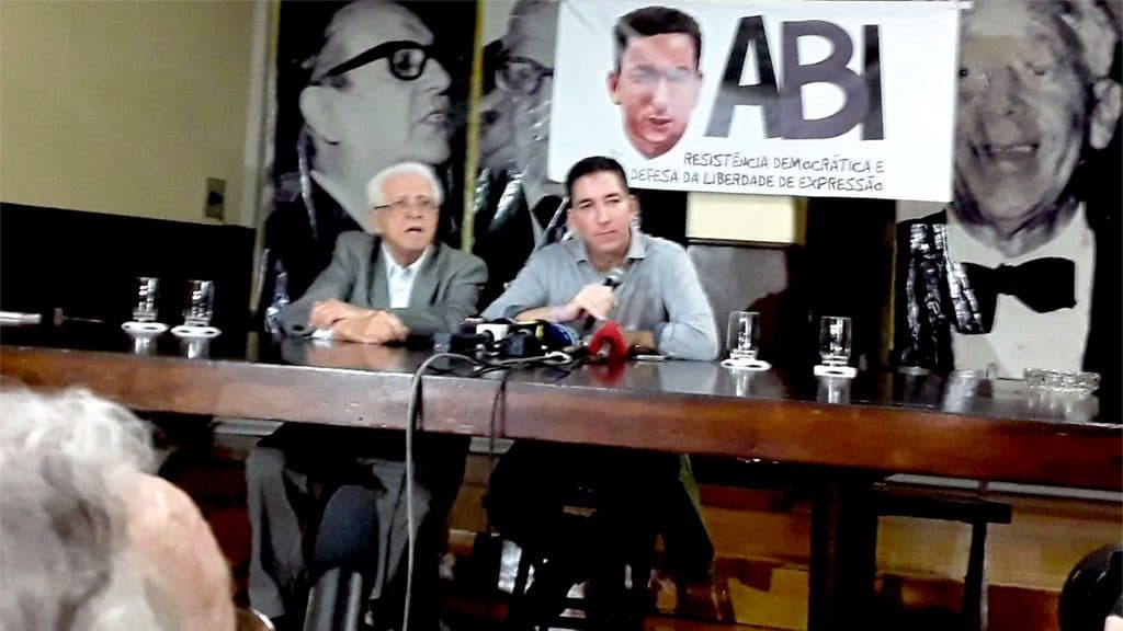 Ato de desagravo da ABI em favor de Greenwald mente, diz jornal