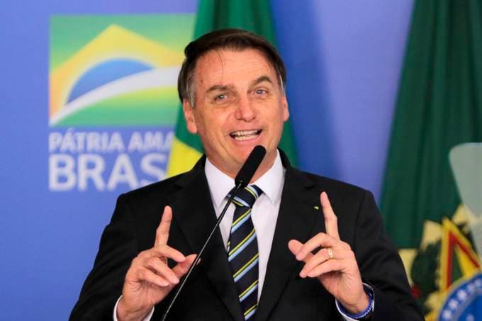 “Olha, o brasileiro come mal. Alguns passam fome. Mas é inaceitável", explica Bolsonaro após frase mal empregada