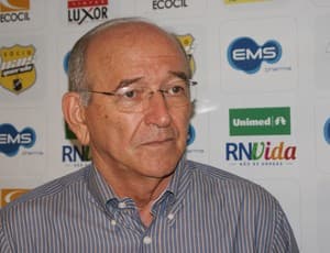 Ferdinando Teixeira passará por cirurgia na segunda-feira; ex-treinador está internado em Natal após infarto