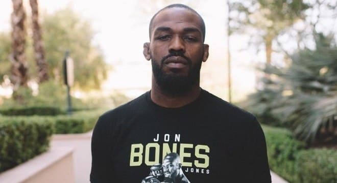 Jon Jones é acusado de assédio e estrangulamento em garçonete; lutador do UFC nega acusações