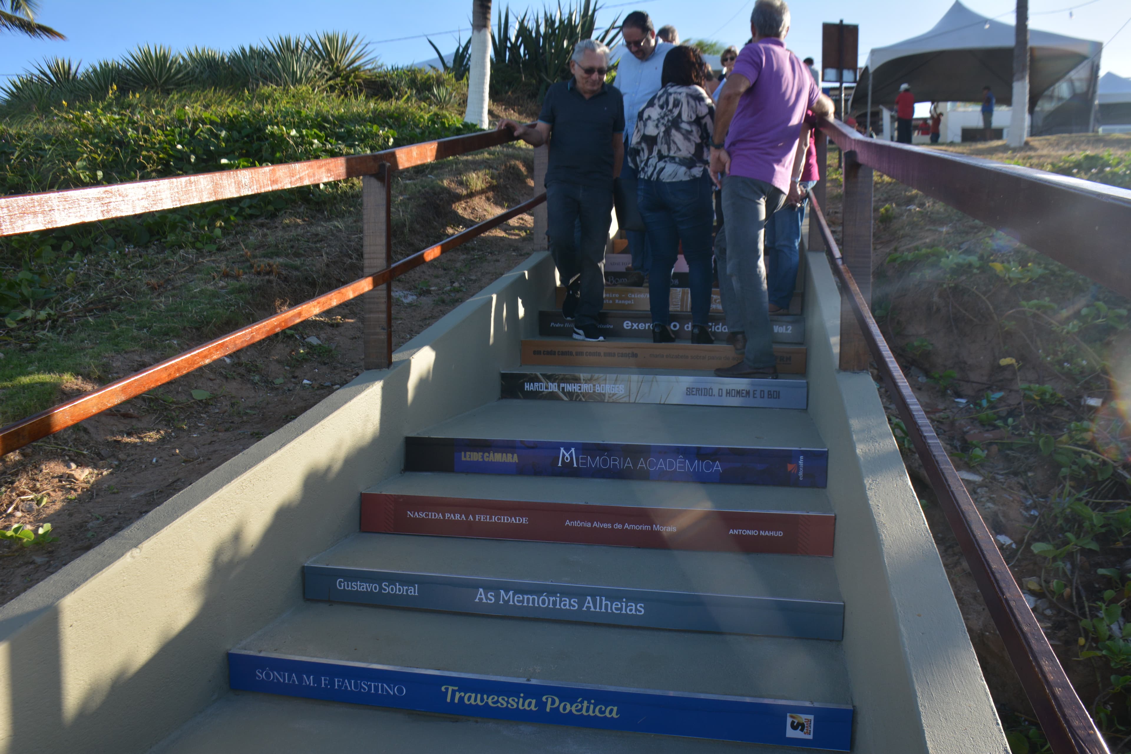 FOTOS: Escadaria em Cotovelo, no litoral de Parnamirim, homenageia escritores potiguares