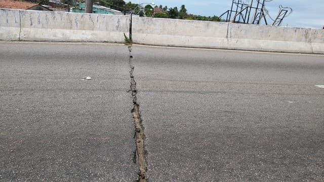 FOTO: Fissura no viaduto de Igapó assusta população na Zona Norte