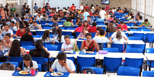 Estudantes recebem auxílio para alimentação durante reforma do Restaurante da UFRN