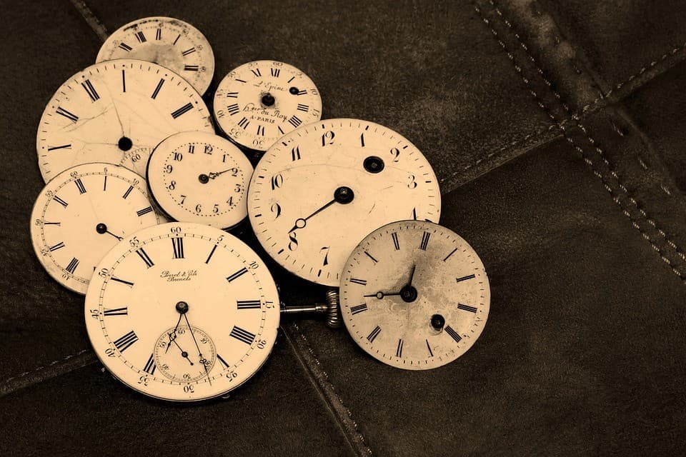 Físicos conseguem fazer partícula "voltar no tempo"