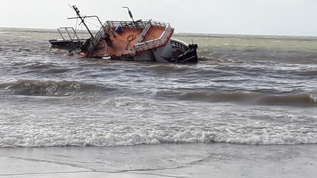 Barco que sofreu acidente de navegação na costa do RN é encontrado em praia no litoral Norte