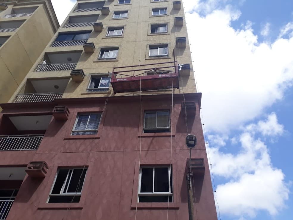 [FOTO] Bombeiros salvam trabalhadores presos em andaime