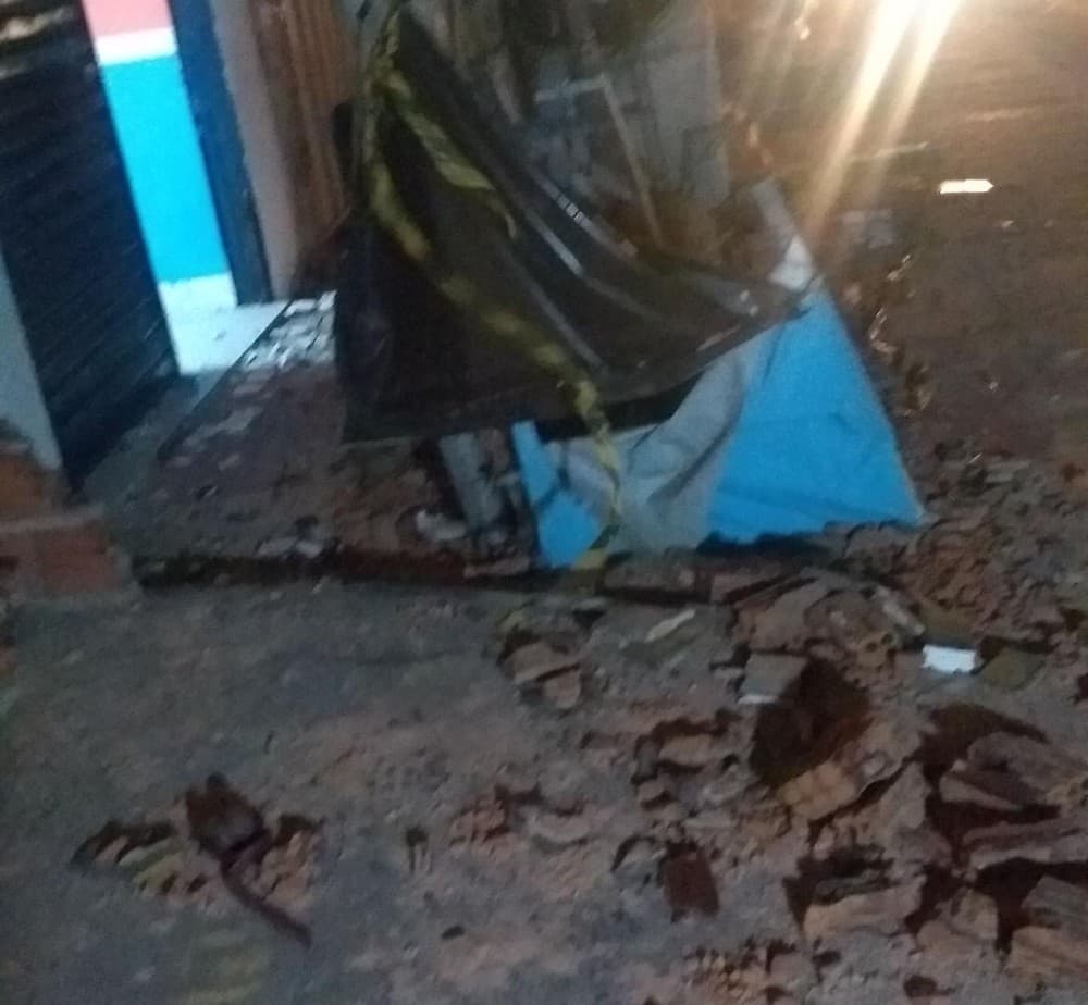 FOTO: Marquise desaba e duas pessoas ficam feridas na Zona Norte de Natal