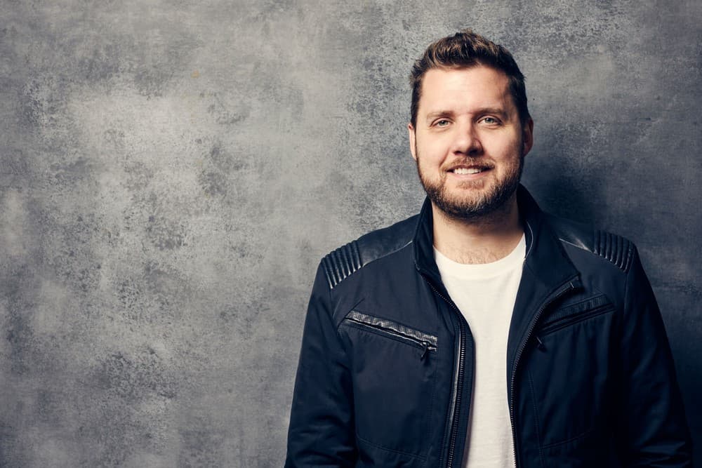 Maioria da humanidade é medíocre em quase tudo, diz Mark Manson, autor de "A sutil arte de ligar o f*da-se" e de "F*deu geral"