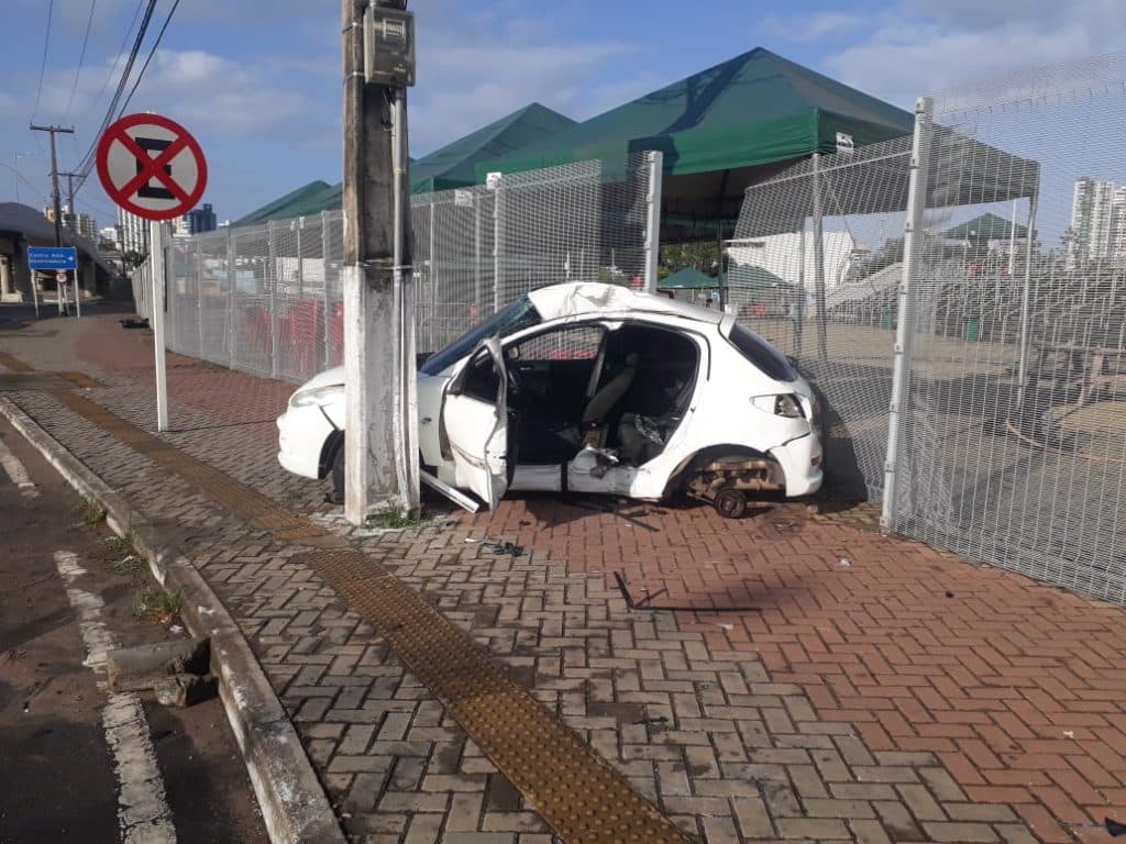 [FOTO] Grave acidente termina com vítima presa no entorno da Arena das Dunas